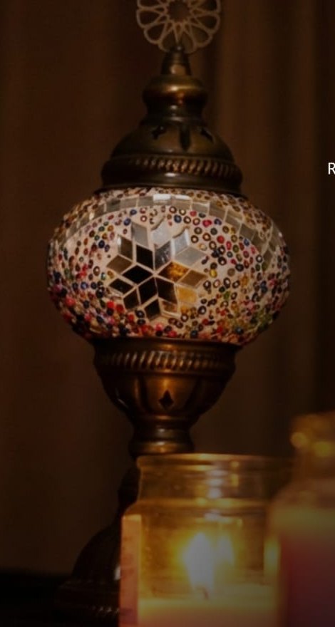 La lámpara de mosaico y las velas de la cabina